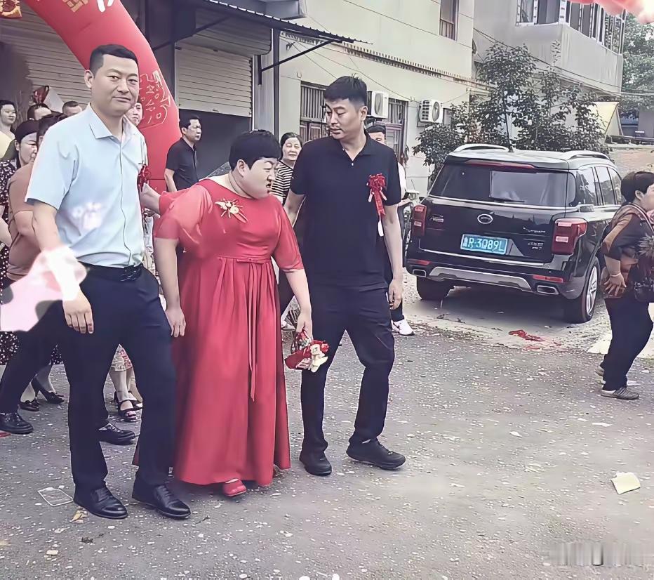 新婚喜气扬，
娶到美娇娘。
一生多幸福，
伴陪百年长。