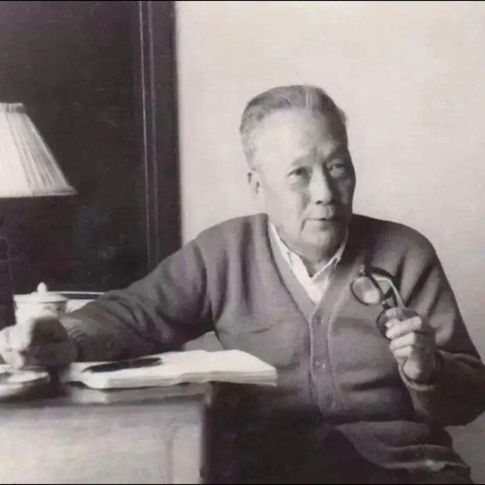 陈白尘：牛棚里的日子里也有丝丝温暖 关在“牛棚”里的人，担负着肉体和精神的双重痛