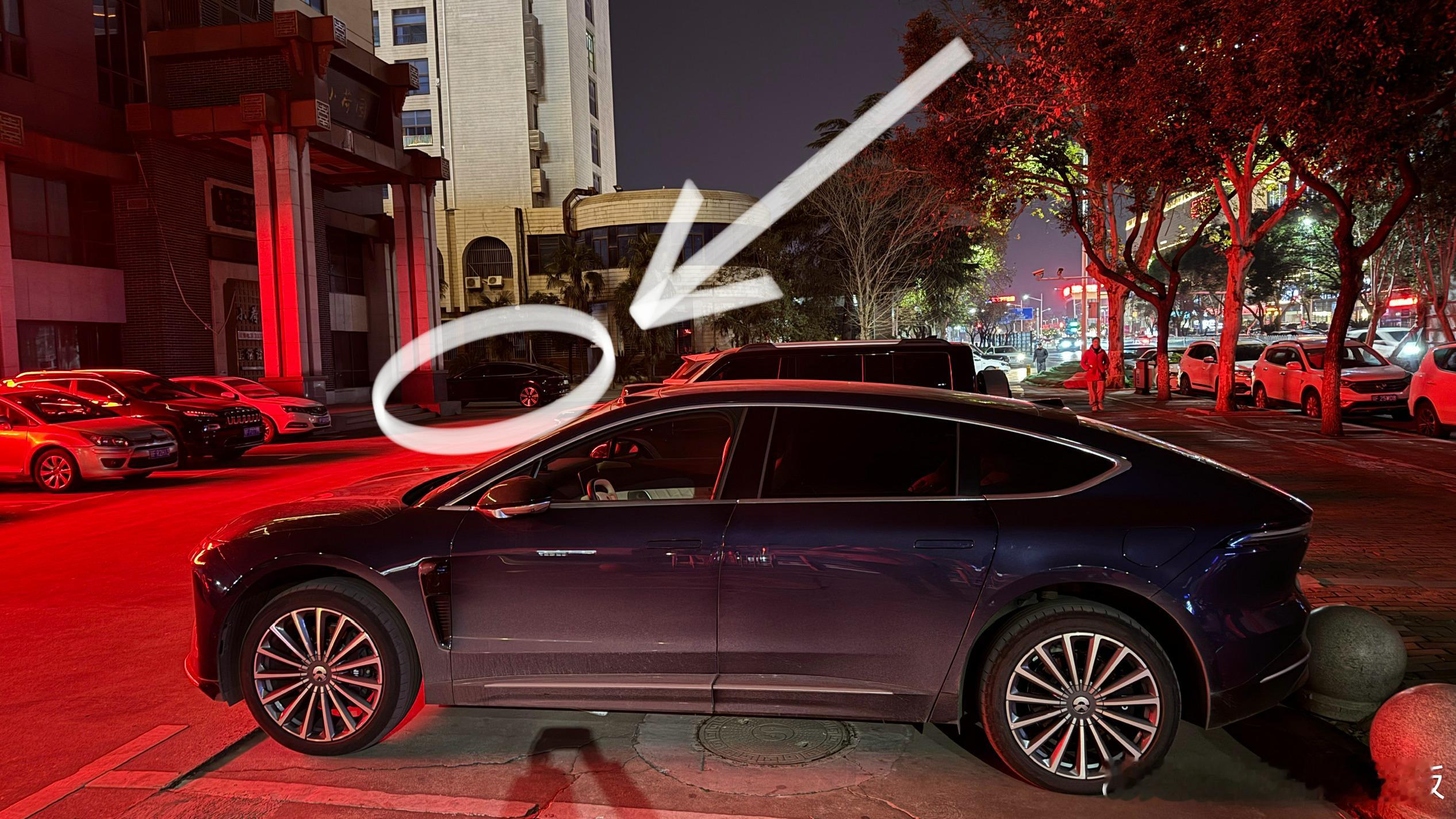 老婆差点上错车！在三线城市同一个停车场，偶遇一台也是镜瓷蓝蔚来ET9。我的车是远