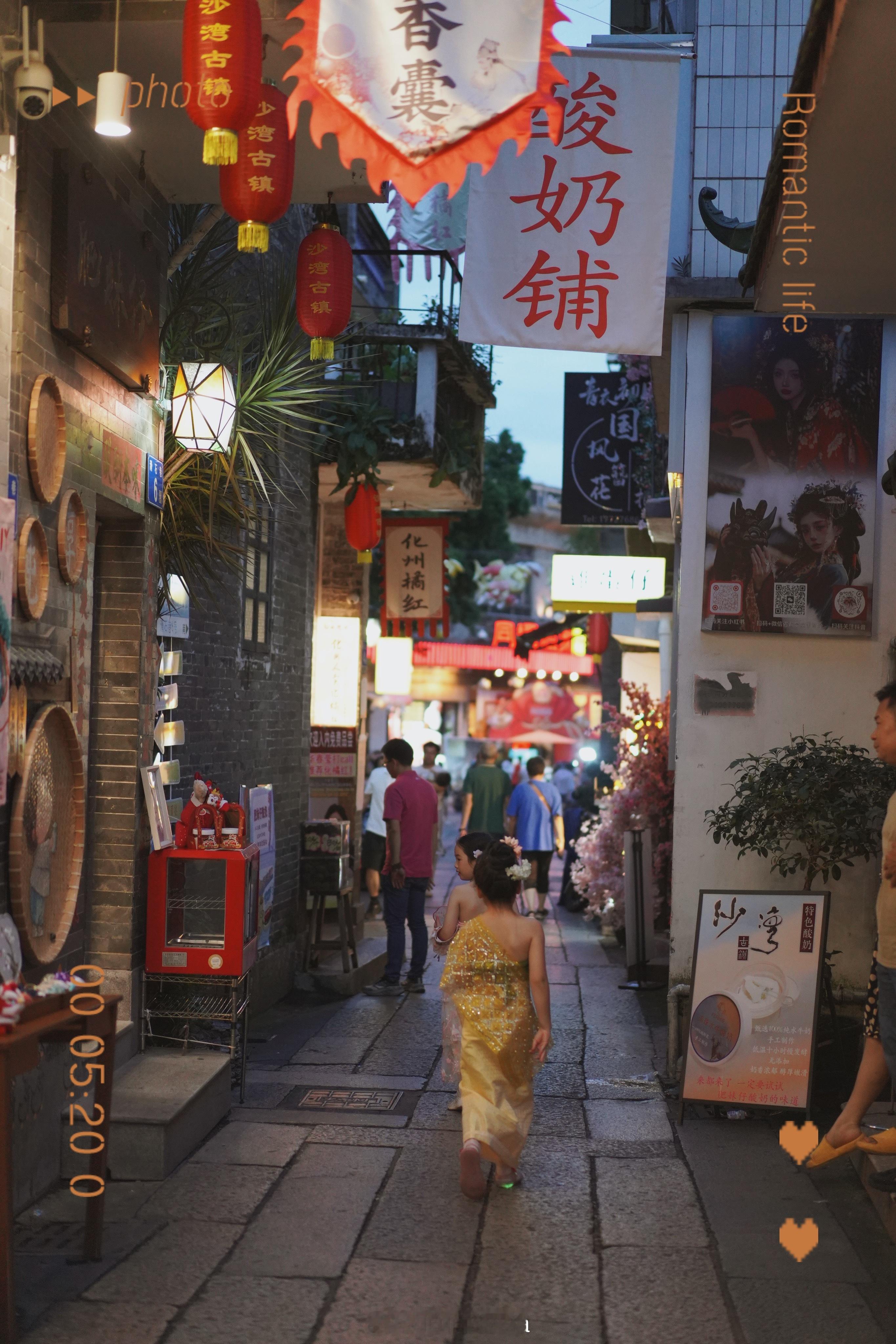 今天两个小朋友体验了一下民族服饰“延吉公主”👸🏻和“傣族姑娘”👧🏻一路不