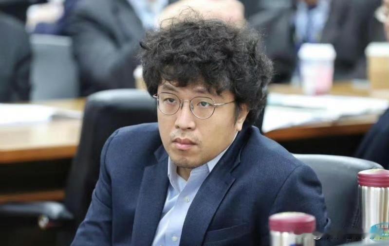 小样！换个发型就不认识你了？
人不大吧，口味不小，还想竞选台北市市长？就那点支持