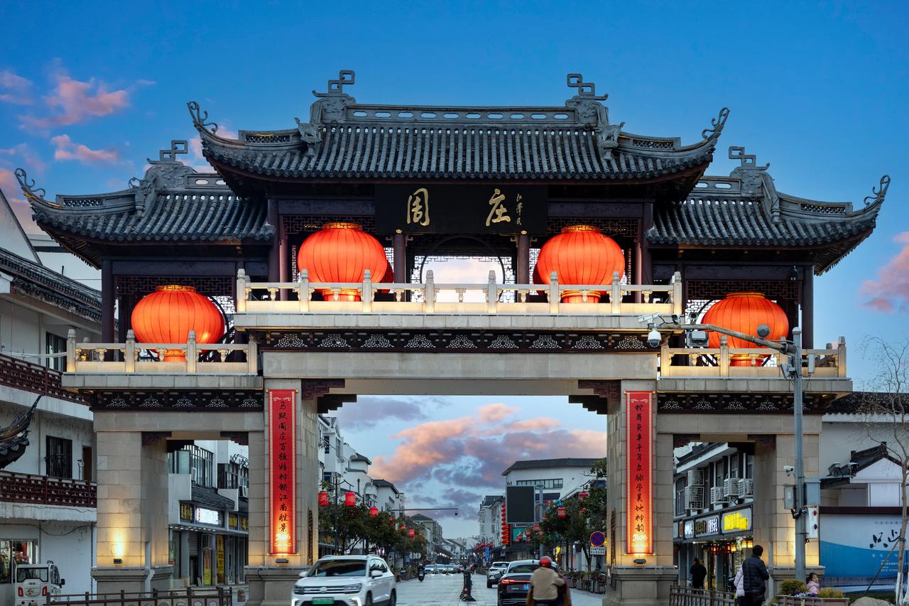 逛周庄灯会，赴新年之约。愿新的一年，如这满街灯火，明亮温暖，万事顺遂！