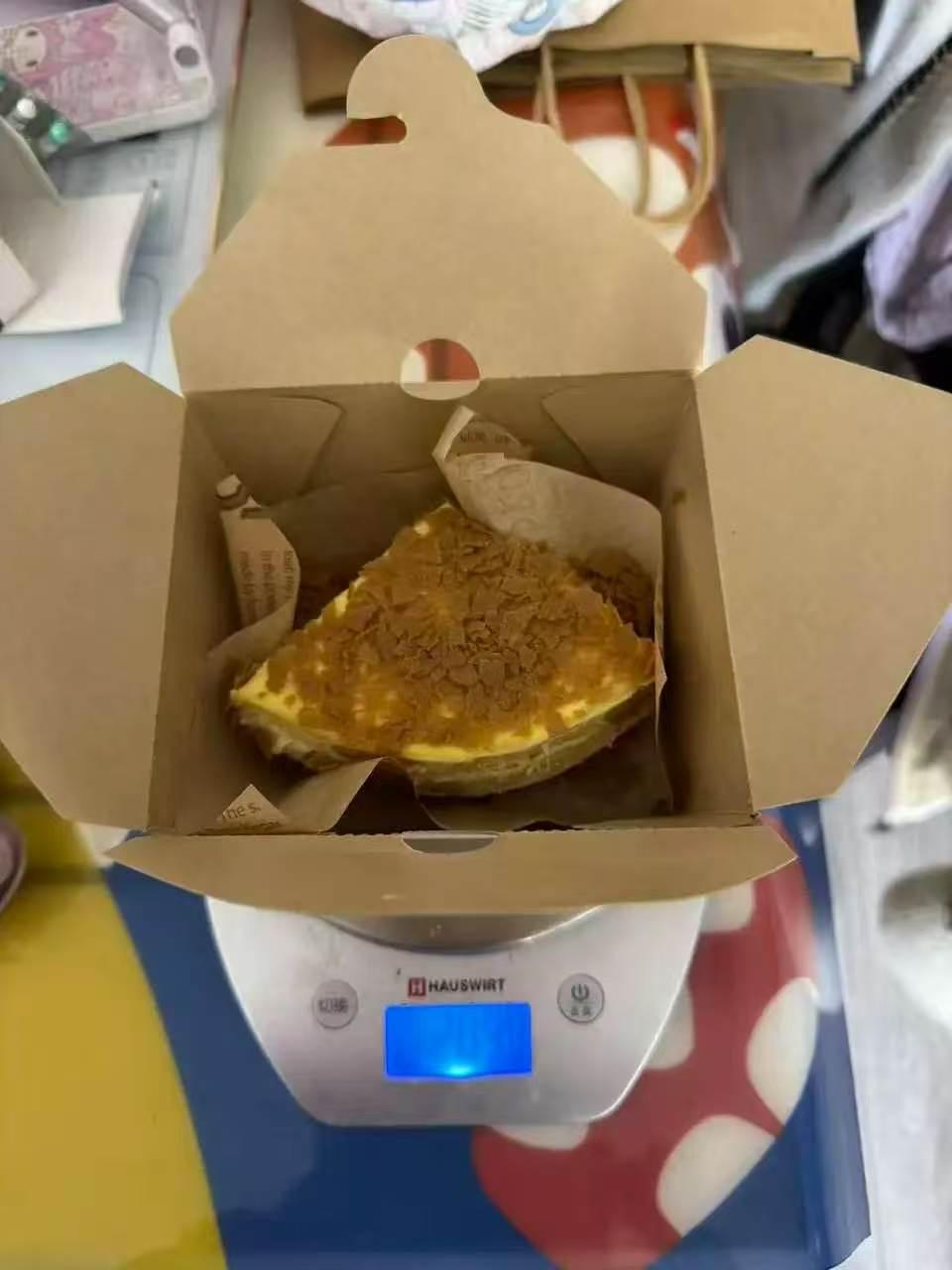 “好一个偷梁换柱！”湖北武汉，一女子看某网红店搞活动，148元一斤榴莲千层切块，