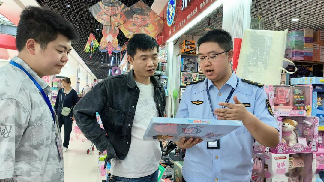 【贵阳重点整治娜塔莎等网红玩具】6月1日，贵州贵阳。据贵阳市场监管：贵阳市市场监