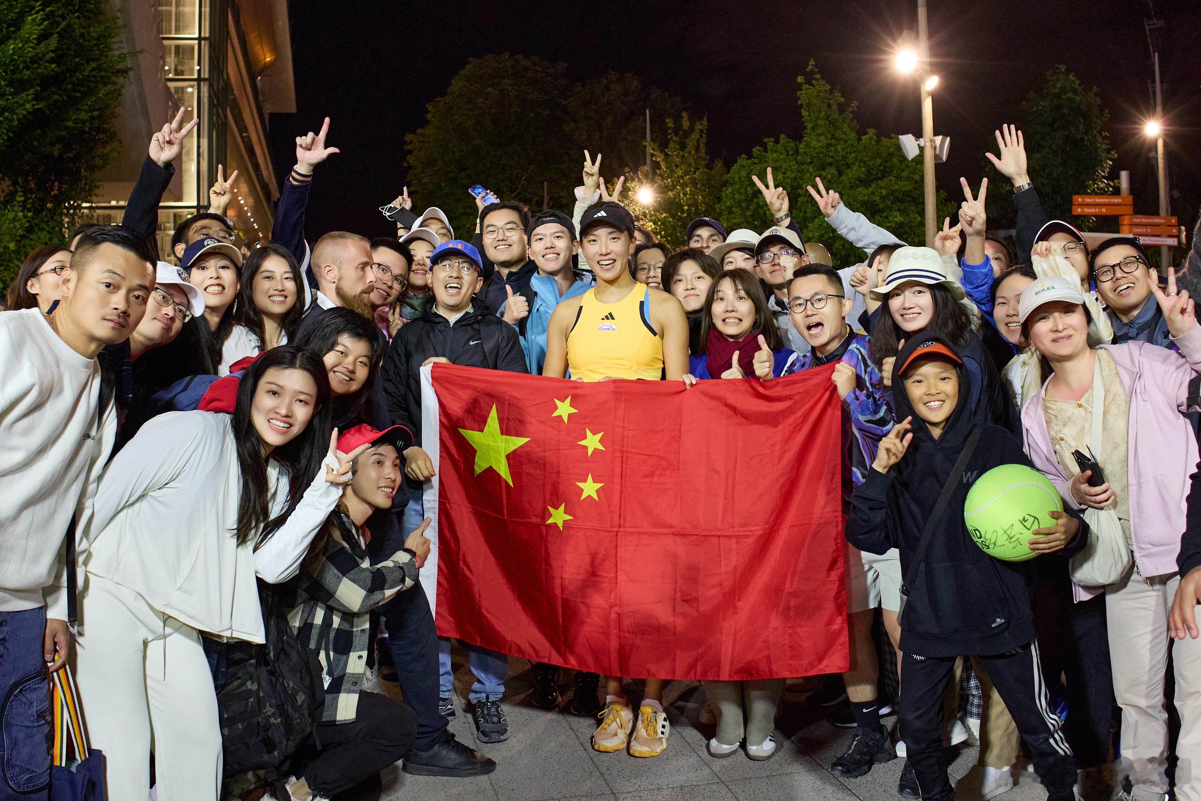 中国赢了！中国球员王欣瑜在5号场地漂亮逆转德国猛女尼迈尔，在五星红旗下激情怒吼青