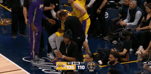 詹姆斯顶着约基奇上篮，受伤倒地。是老詹真的老了，还是约老师力量增加很多？不管怎么