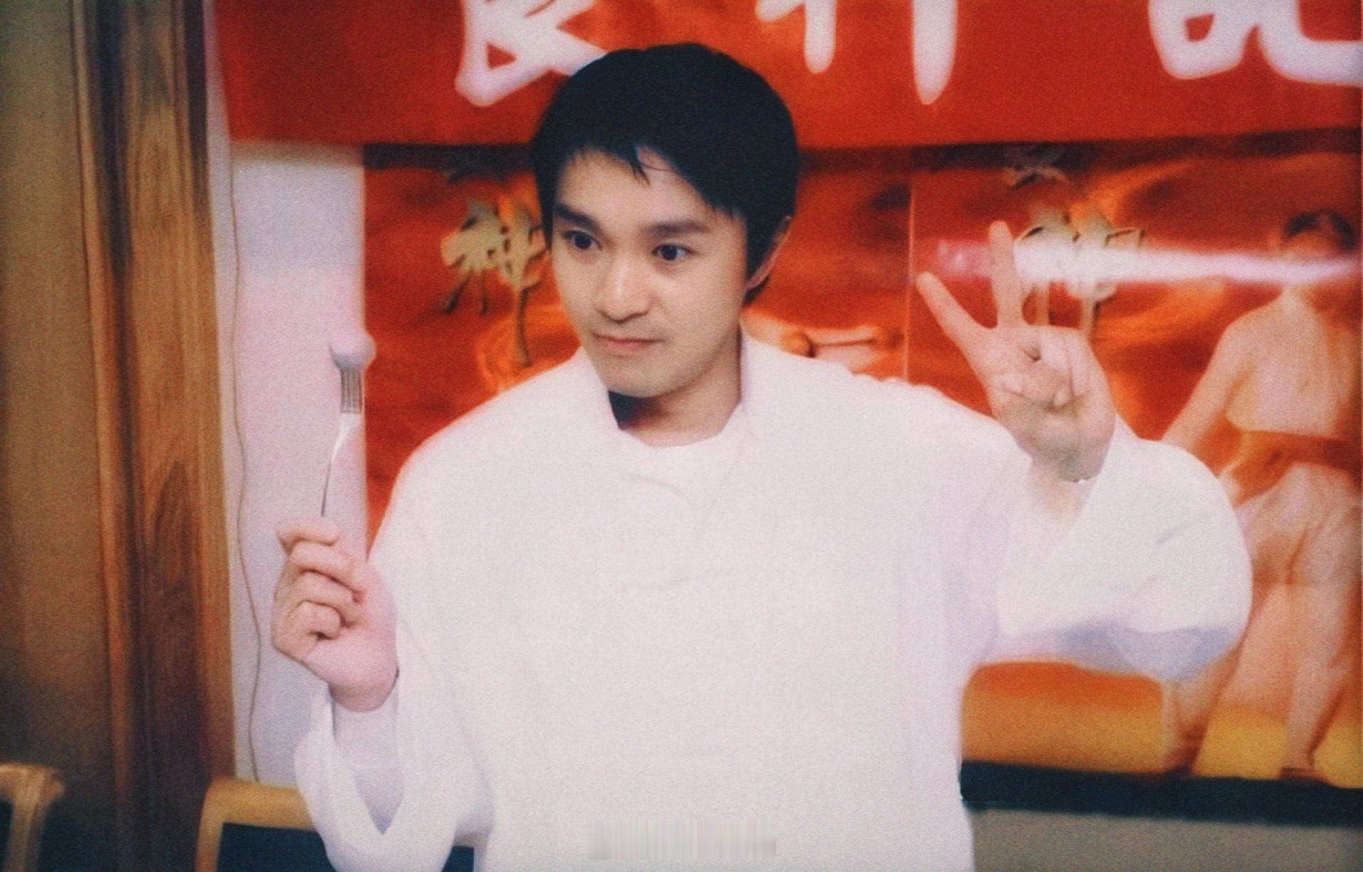 周星驰搭乘花絮去幕后 其实，能与相悦之人共餐，满眼满心欢喜，吃撒尿牛丸🍡和黯然