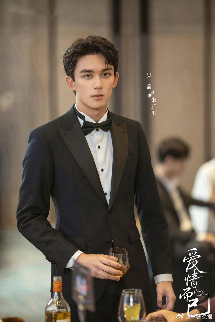 【哪部剧是你的穿搭模板呢？】一袭长风衣裹住秋日私语，半截丝绒裙漾开复古涟漪。针织