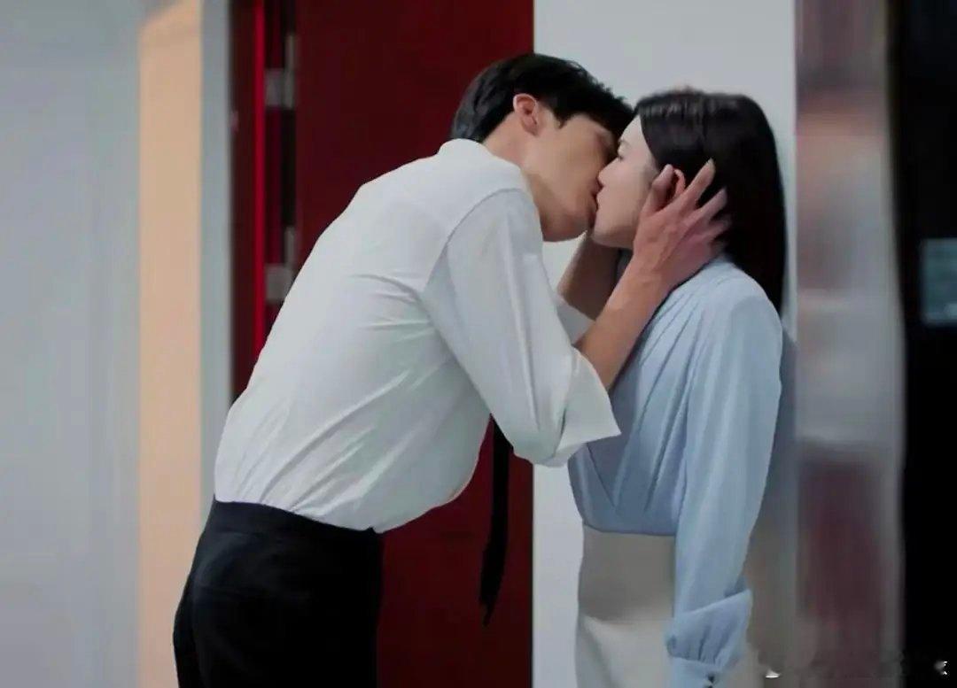 周柯宇做了我最想对陈妍希做的事陈妍希和周柯宇在宣传活动上玩推手松开、扑进怀里那套