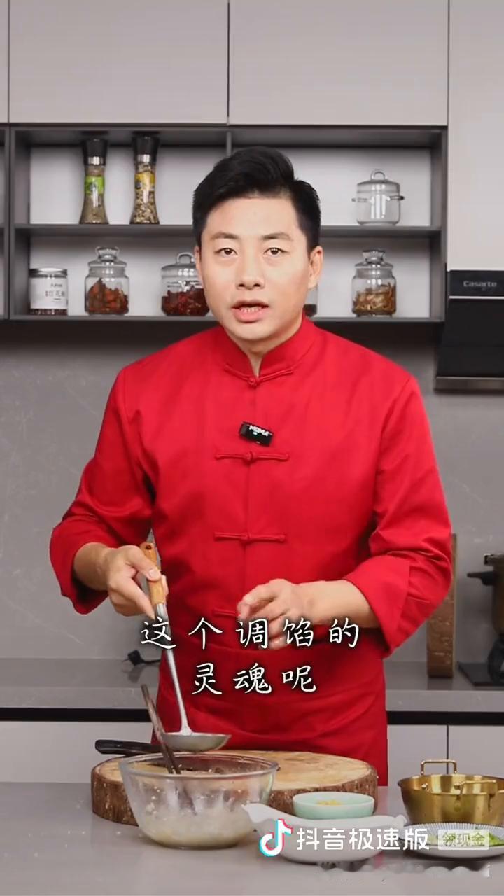 Q弹鲜美虾饺。
广式茶餐厅里的虾饺一只就要十好几，家里不称矿真吃不起。今天跟大家