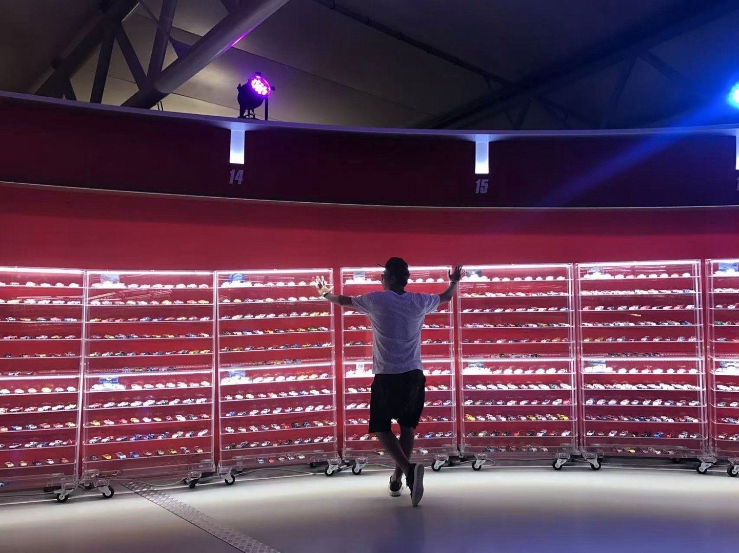 当年在法国自驾时，买的标致车模！今天让它可以开上广州街头……[笑cry][笑cr