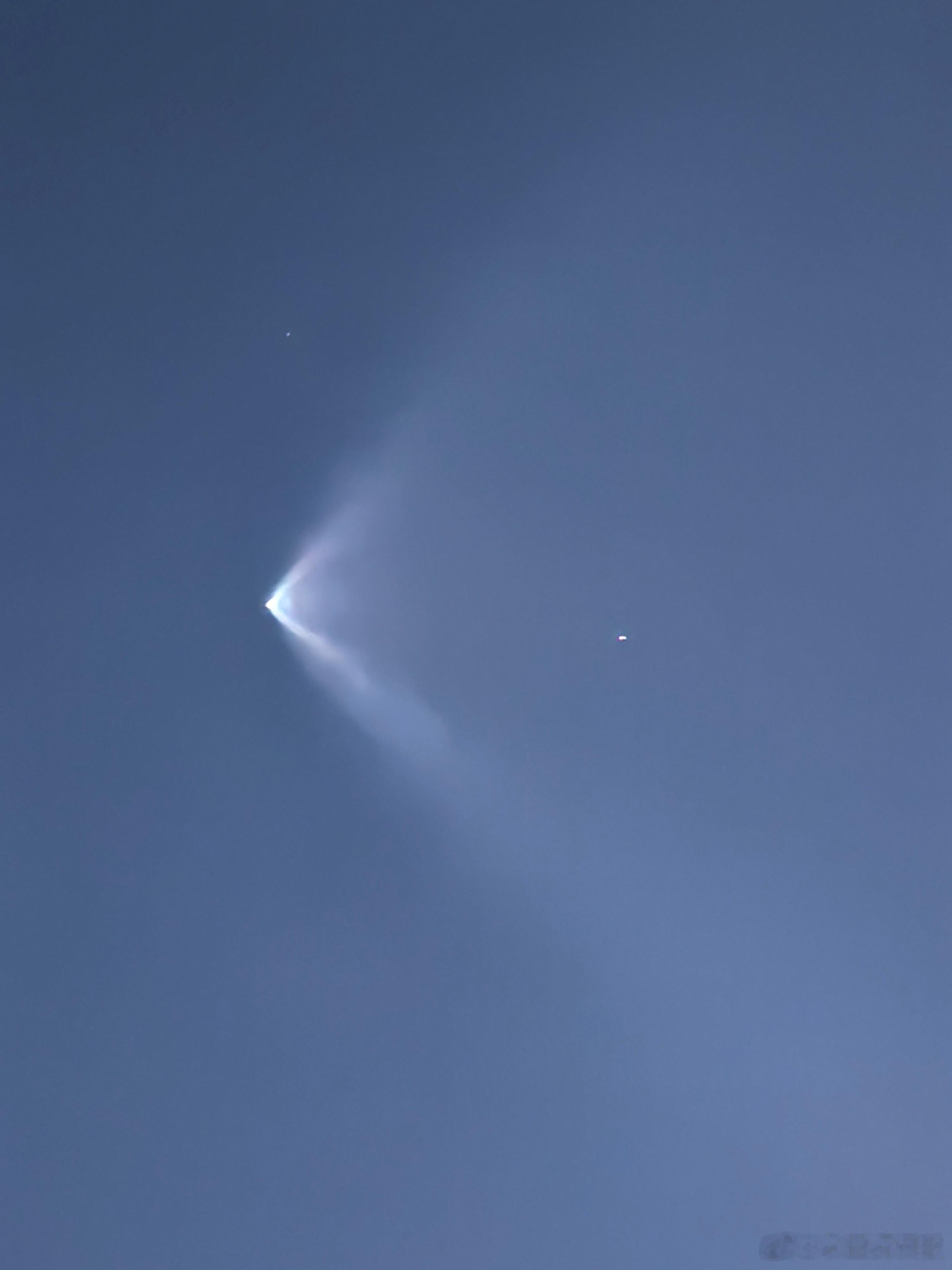 深圳不明飞行物随手拍天空 今晚深圳上空突现不明飞行物……还有深圳 网友看到吗？日
