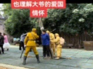 老人景区看表演入戏太深，冲上台殴打日本军演员，被工作人员拉下台

安徽一景区举办