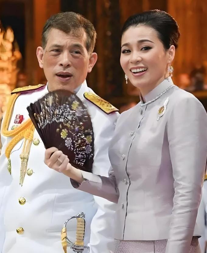 要么说，泰国能赢是有原因的。关键时候，人家是真的一致对外啊。

柬埔寨和泰国开火