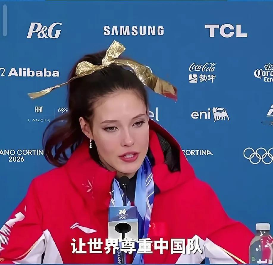 谷爱凌采访时说了拿冠军的真正目的，

她拼命拿下冠军，不是为了自己，也不是为了妈