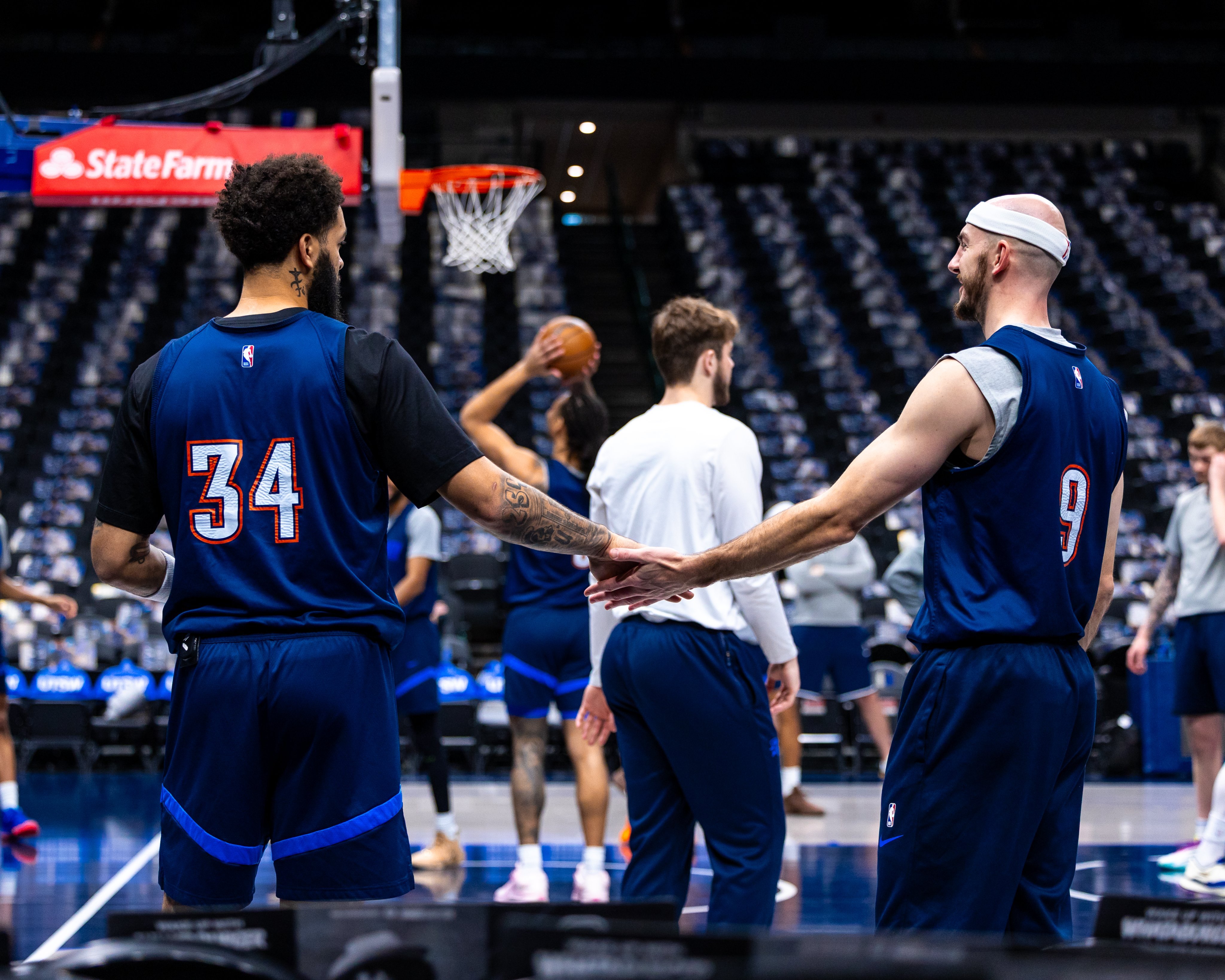 雷霆vs独行侠的比赛即将开始，马戴派出的首发是：亚历山大、卡森华莱士、多尔特、切