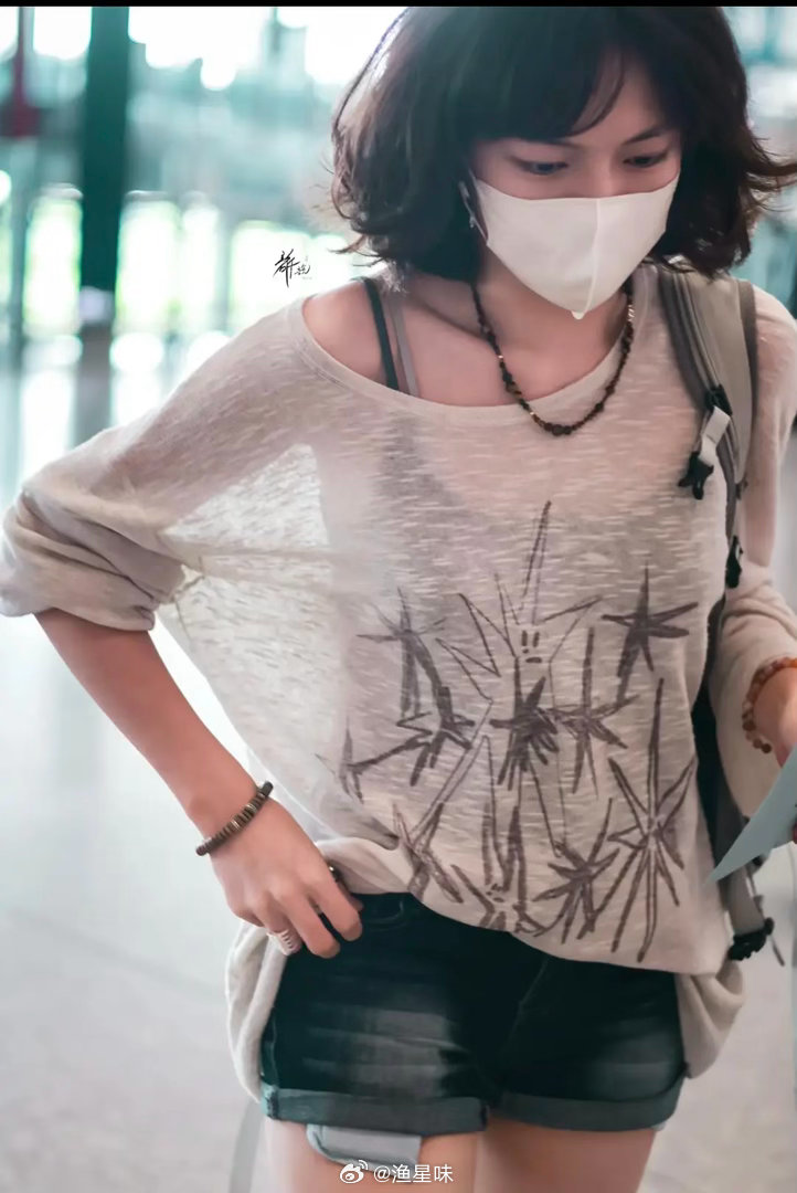 放一张小老淇的美貌罩衫 我非常喜欢文淇这一身 