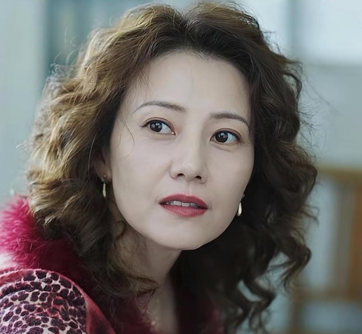 你能认出来这是谁吗？
岁月无情，
平等的碾过每个人的生命无论相貌美与丑。
但有一
