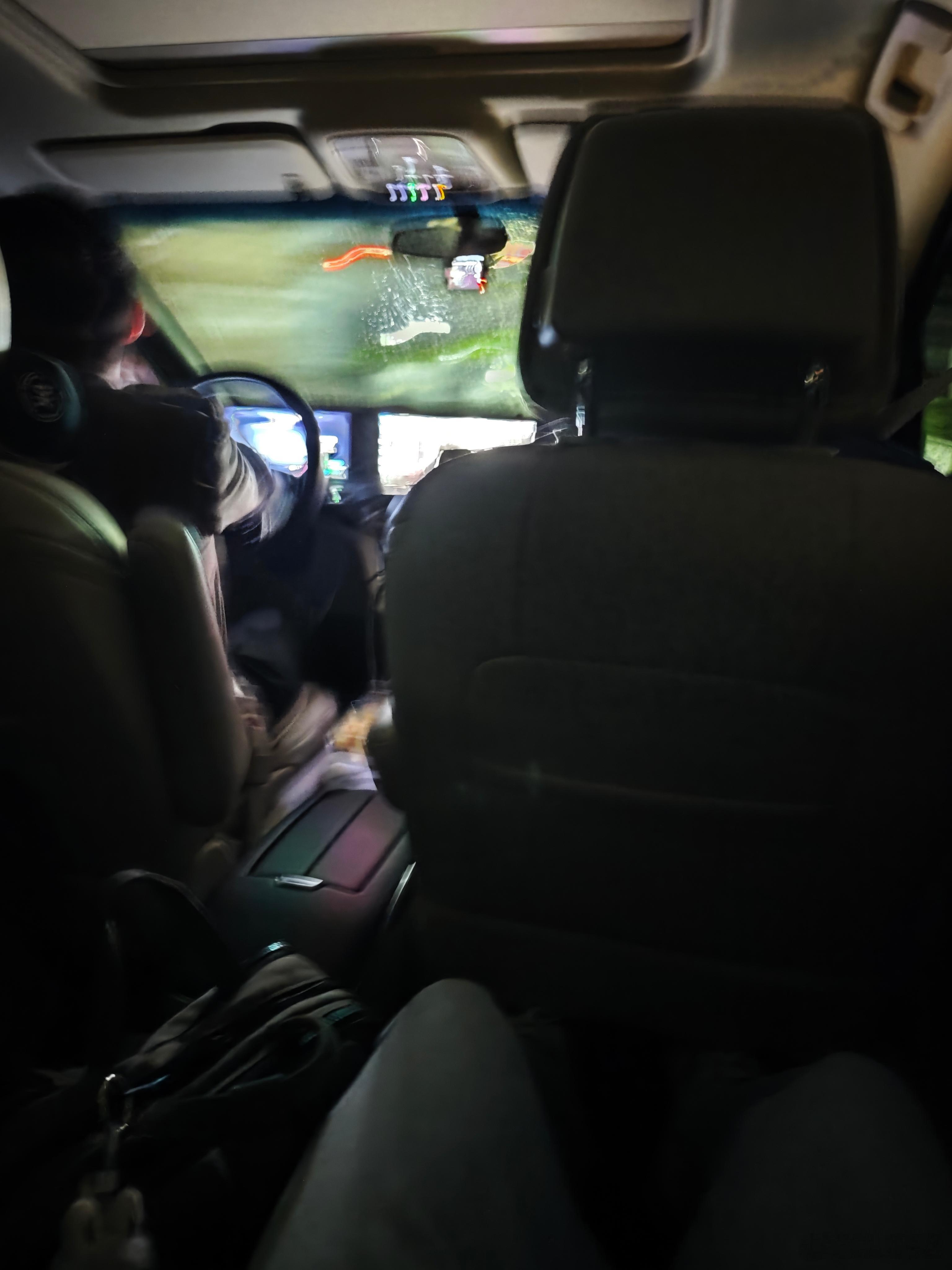 现在的汽车媒体有多卷？这个点去赶早班机，我以为就我一个人，结果车上还有另外2个媒