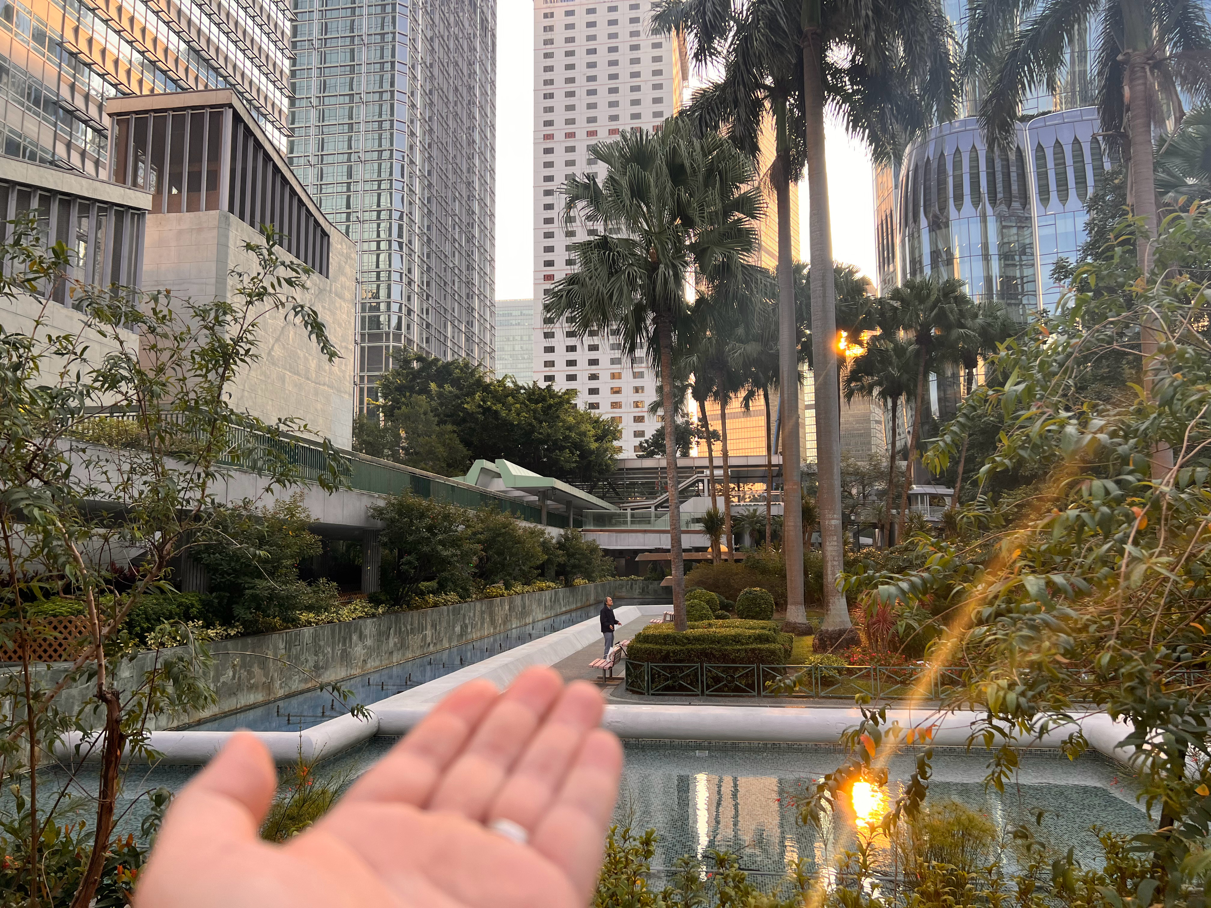 投资只认准目标，85%的时间是下跌的，期间用读书、考察、旅行来应对，我们要的是一