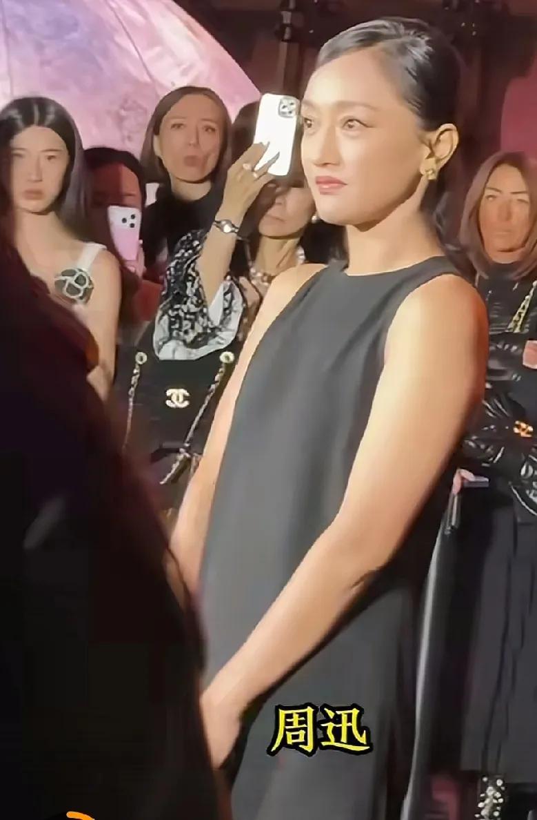 51岁周迅，这么年轻，还依然有少年感。
不但长得漂亮，演技更好。
非常喜欢看她拍