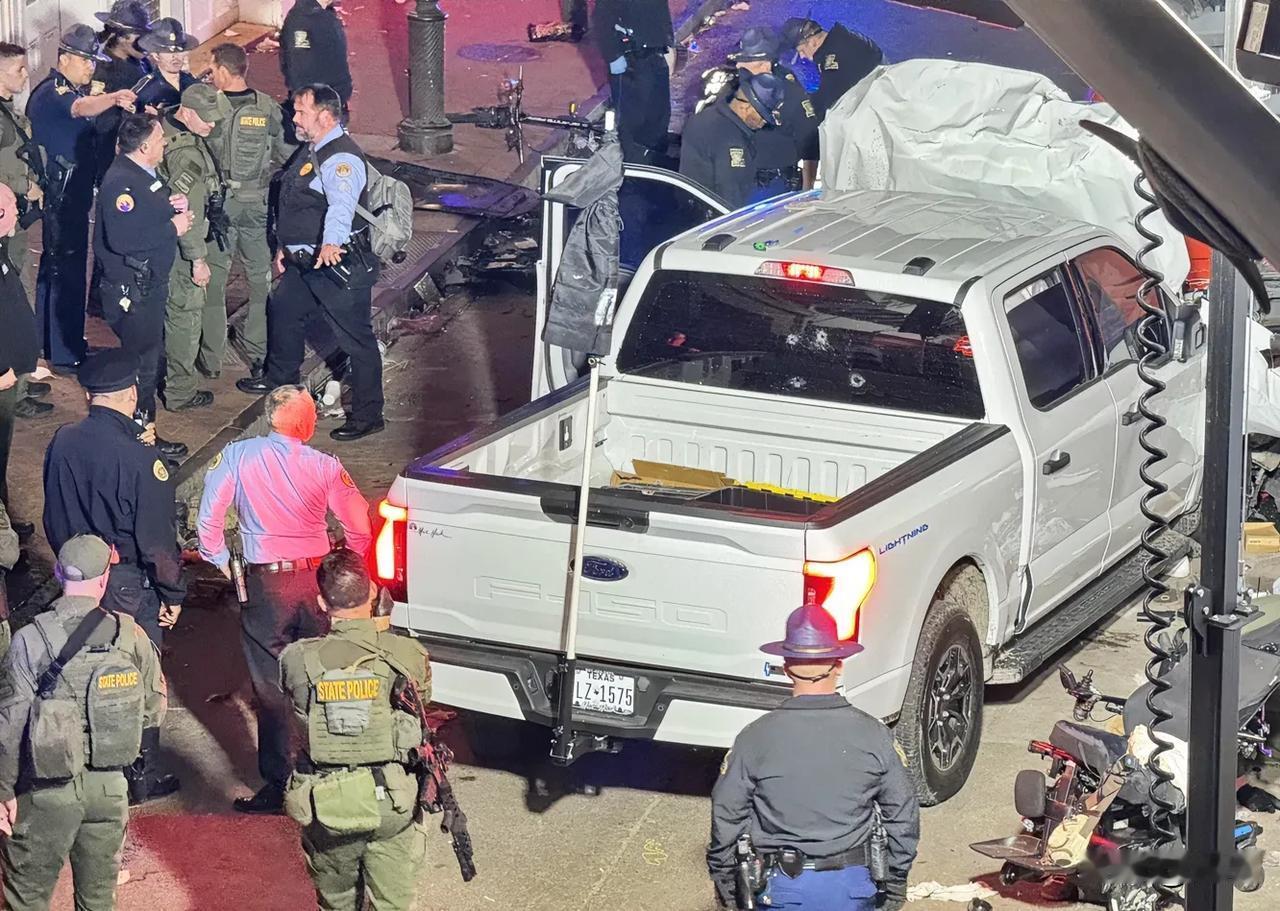 突发！不可思议！美国新年发生驾车冲撞人群恶性事件，凶手下车后被曝正在与警方交火，