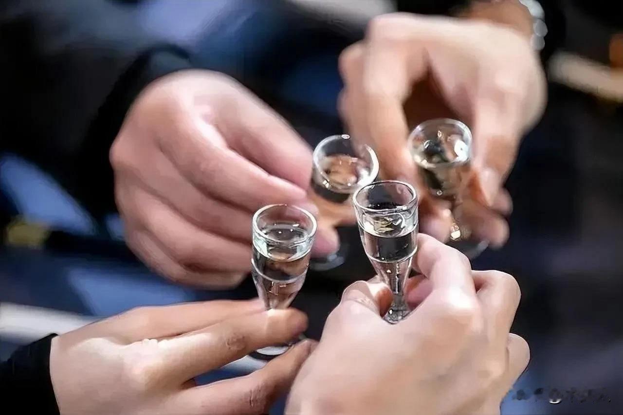 “色字头上一把刀！”上海，男子和同事一起出差，饭后三人打车去酒店，男子发消息给男