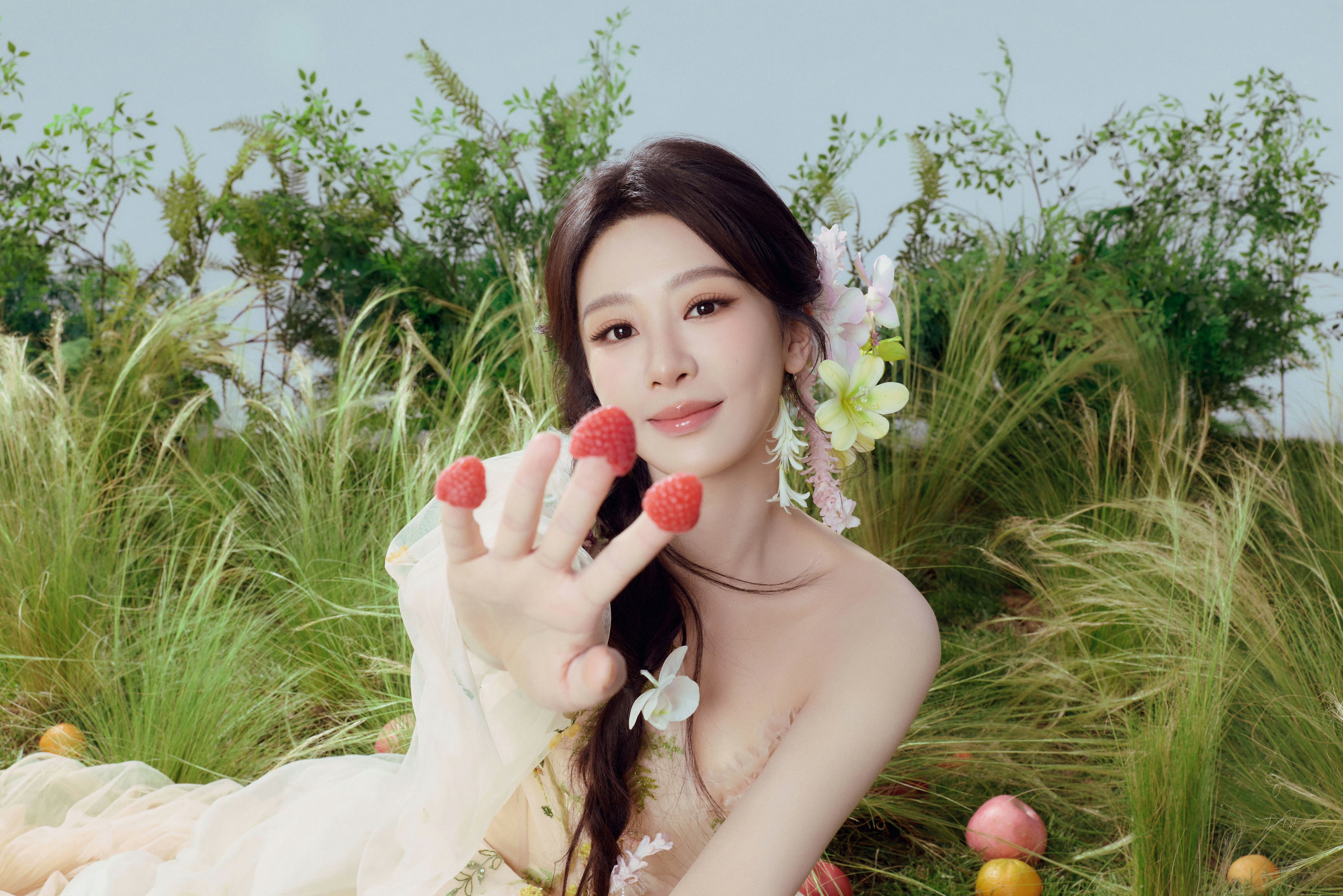 杨紫 豆包昨晚的花仙紫让我舔屏了一晚杨紫说自己和花太有缘分了饰演的几个角色都和花