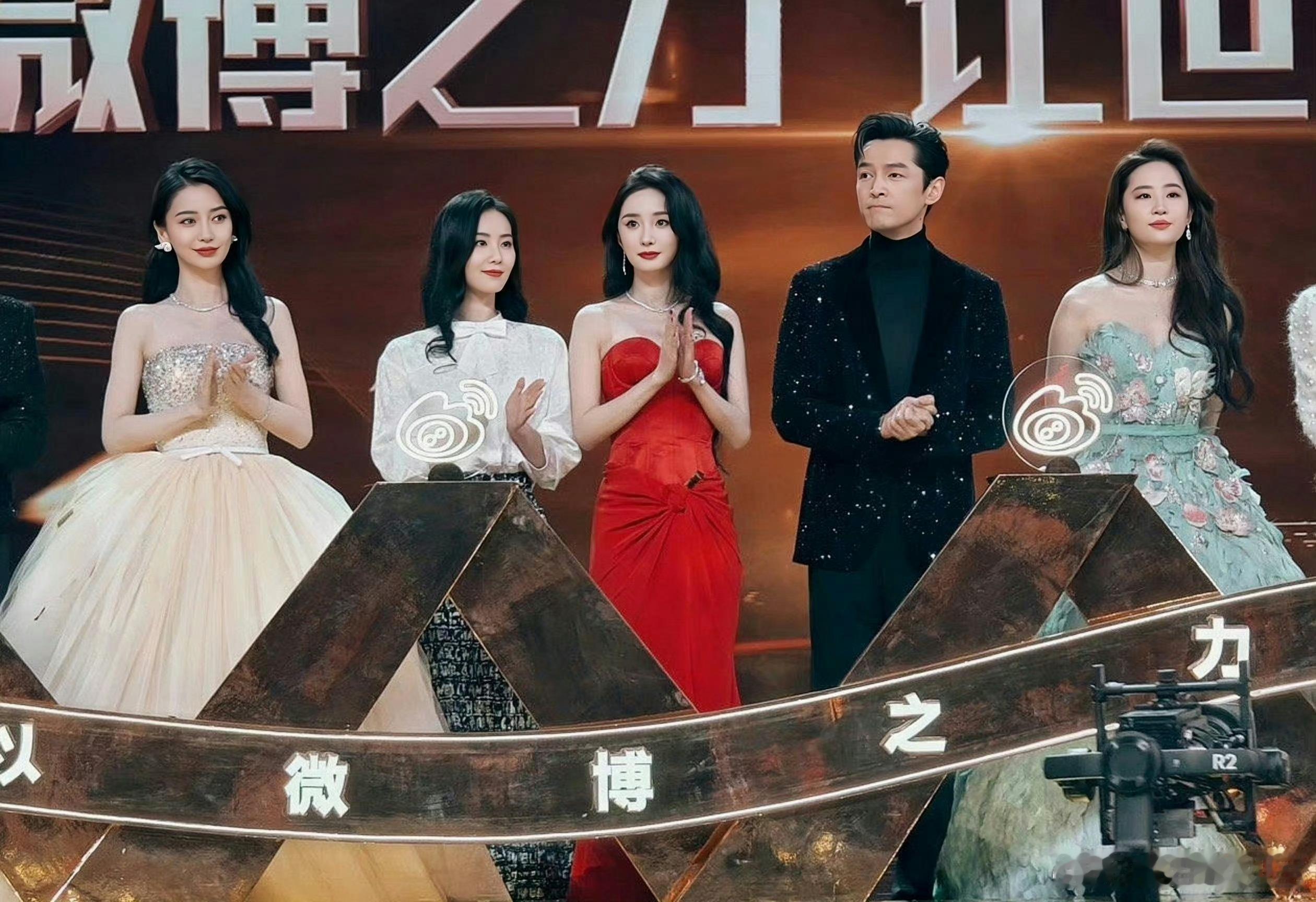 #李晨杨颖# 李晨前女友：冰冰 张馨予杨颖前任：黄晓明 陈伟霆 ​​​