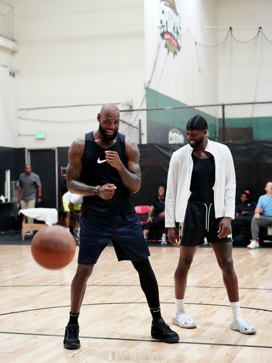 詹韦一起出现在了健身房nba