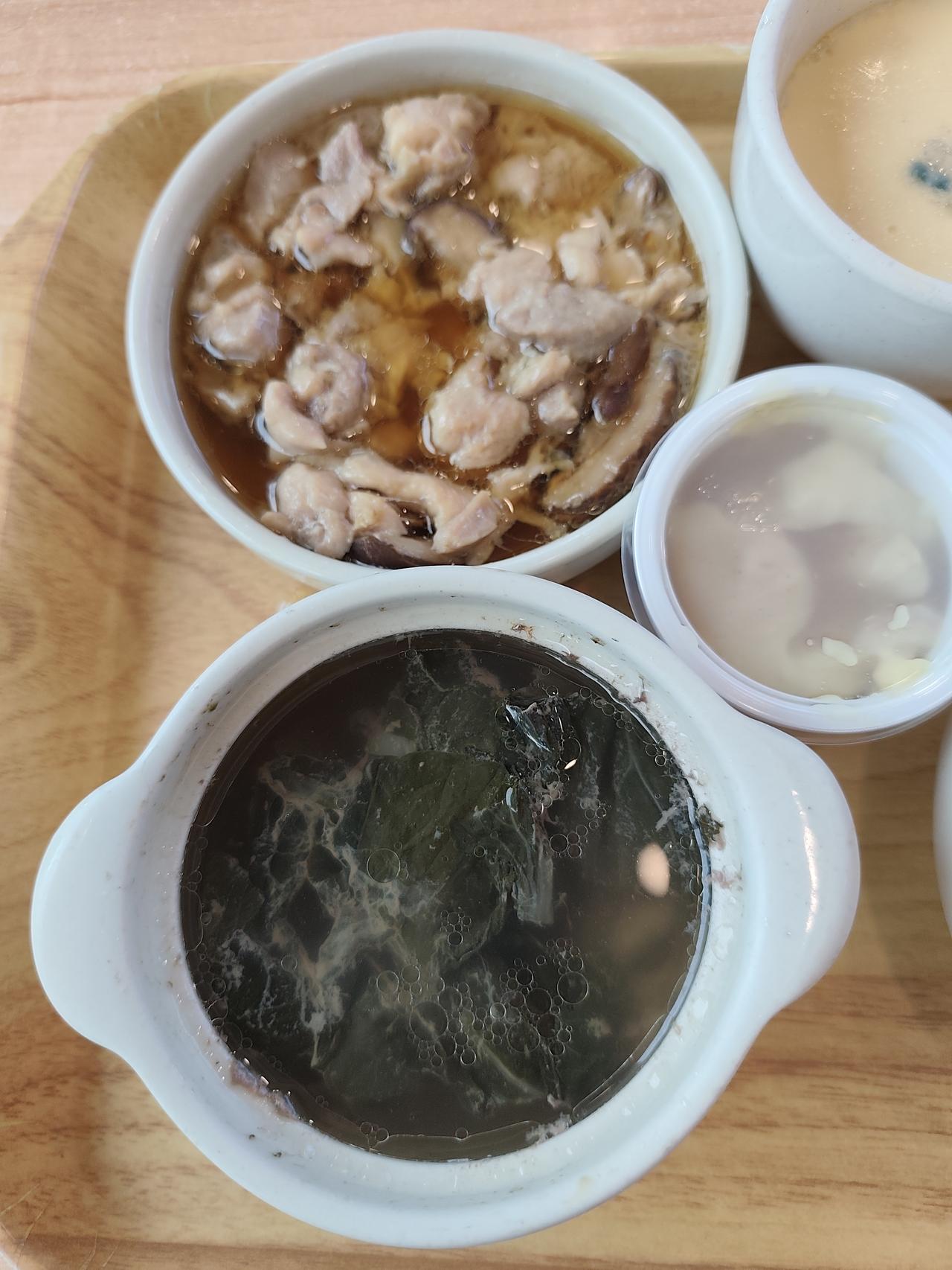 看看真功夫的套餐和单点菜的份量，套餐可以选择一个饭，一个蒸蛋或者菜，一个土豆泥，