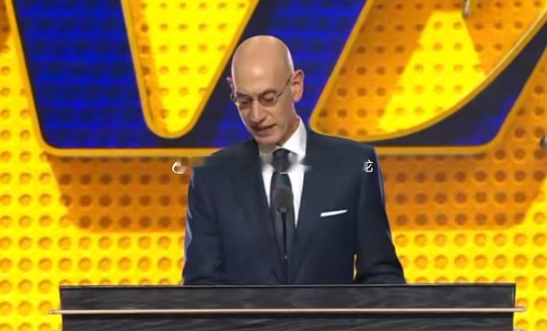 NBA选秀大会正在进行中。湖人用25号签选中西班牙前锋德拉雷亚，后者将被送至尼克