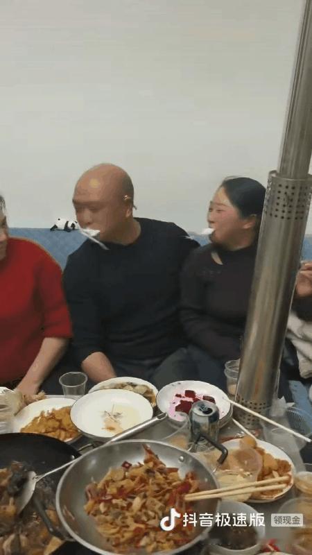 不嫌丢人，这么大岁数了，还玩这种游戏？
近日，有网友分享了一个同学聚会视频，以视