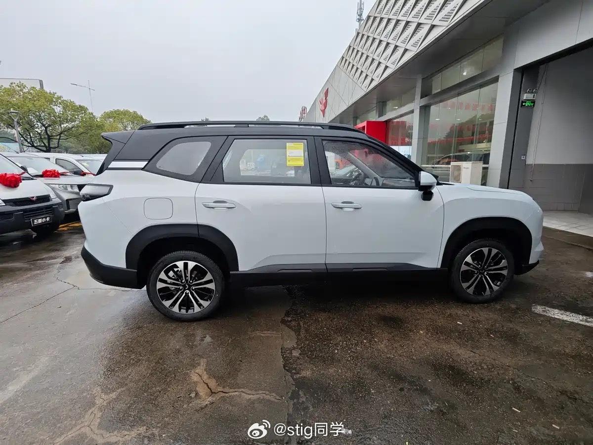 思考了10秒到底像谁，可算想起来了 