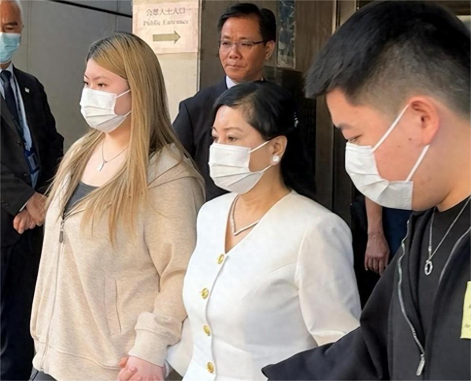 最近那桩震惊全港的碎尸惨案在庭审上出现了一幕让人没想到的画面。本以为法庭交锋会全