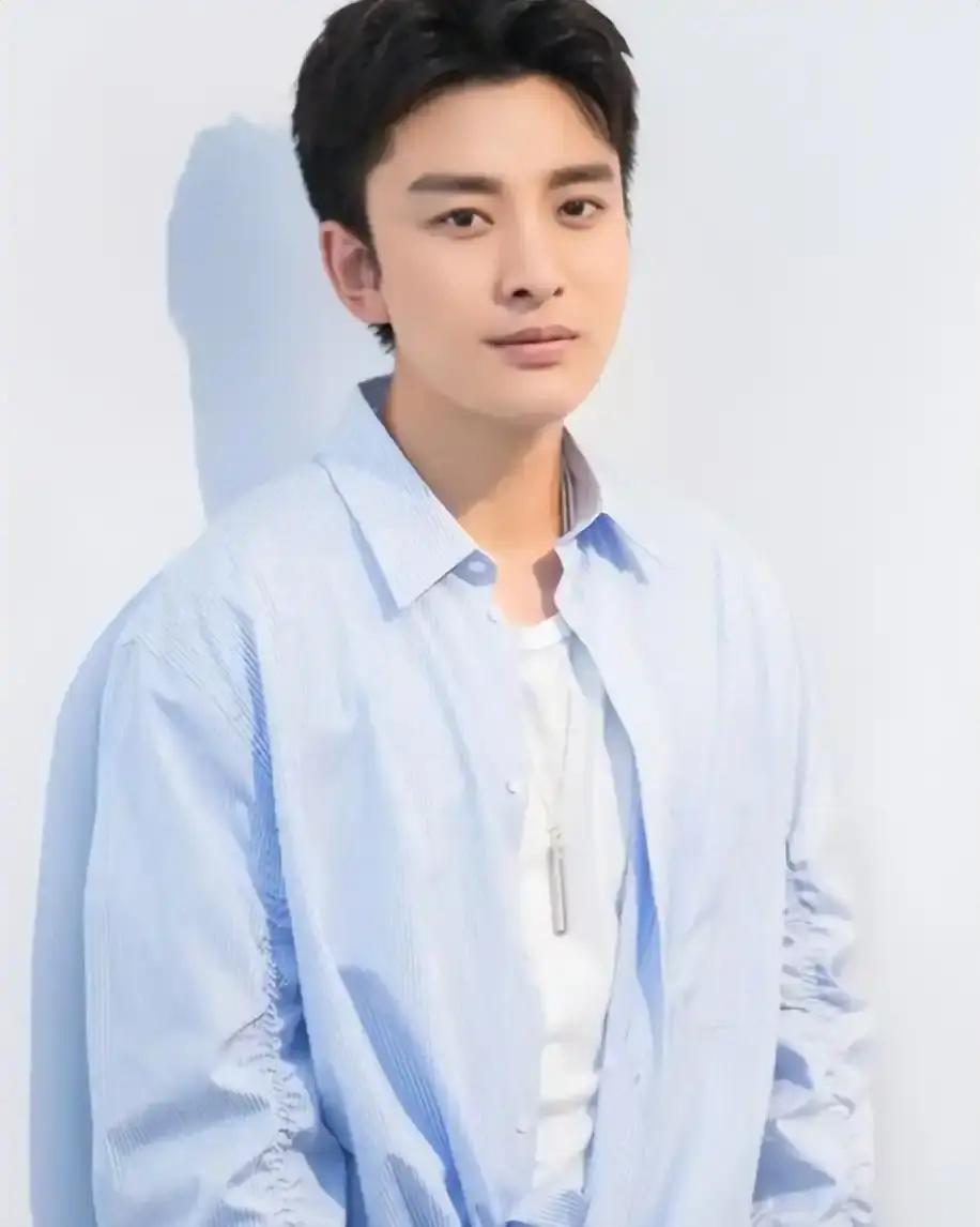 娱乐圈里，我最想不通的就是男演员贾乃亮了！你说作为演员，他目前几乎没有啥作品；作