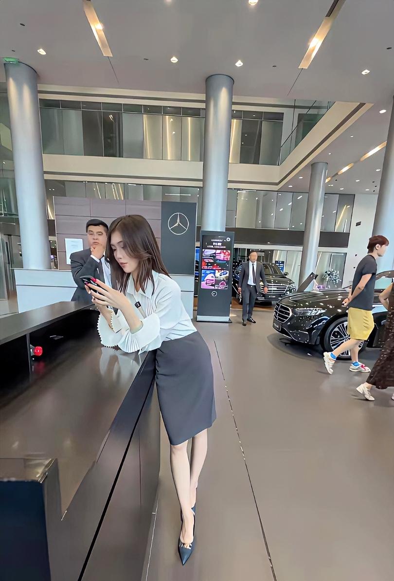 颜值等于流量？这位销售小姐姐想不卖火都难
我刷到这张4S店的实拍图，第一反应就是
