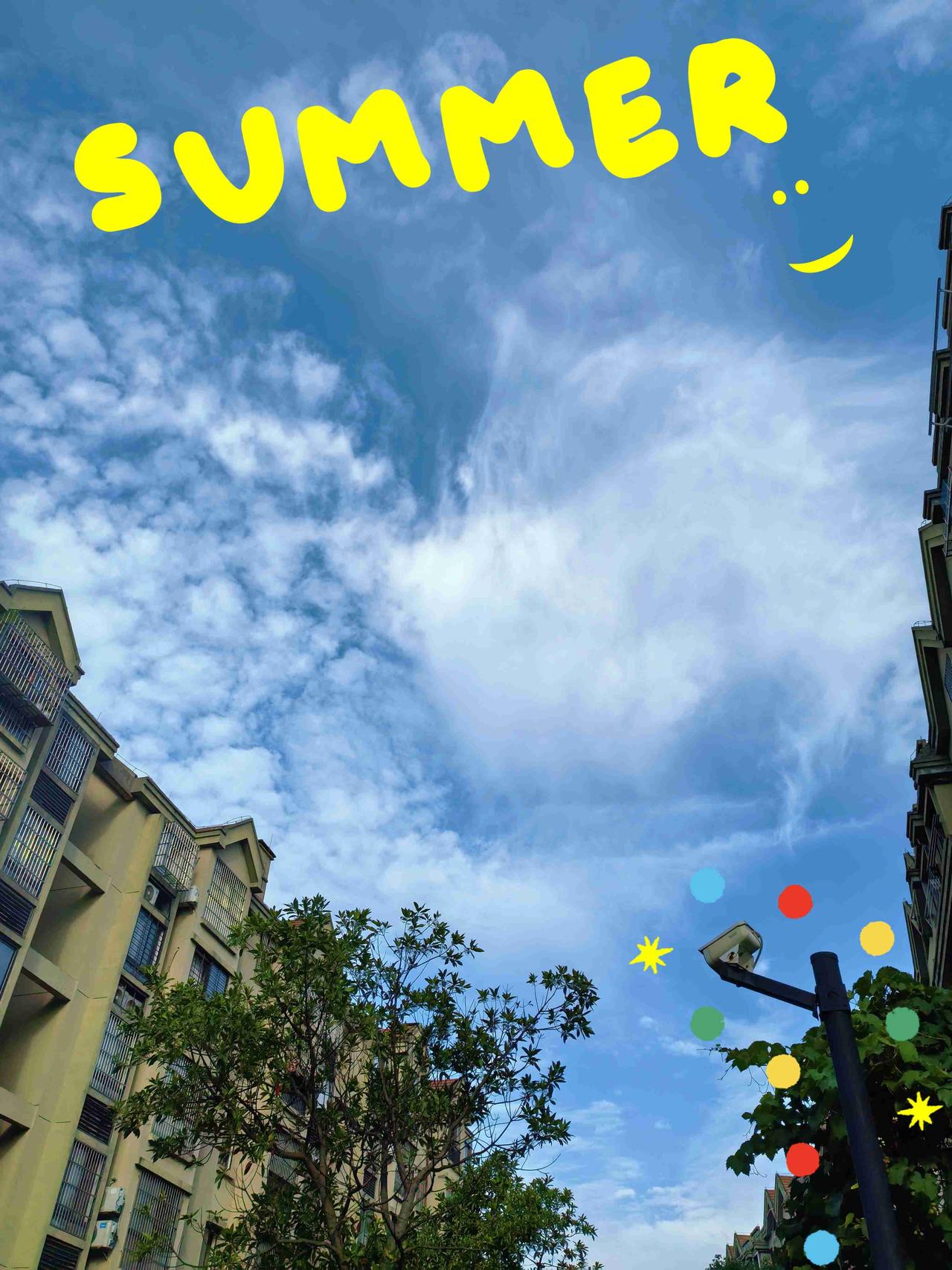 云懒，天蓝，
夏慢慢～
借天空半片凉。