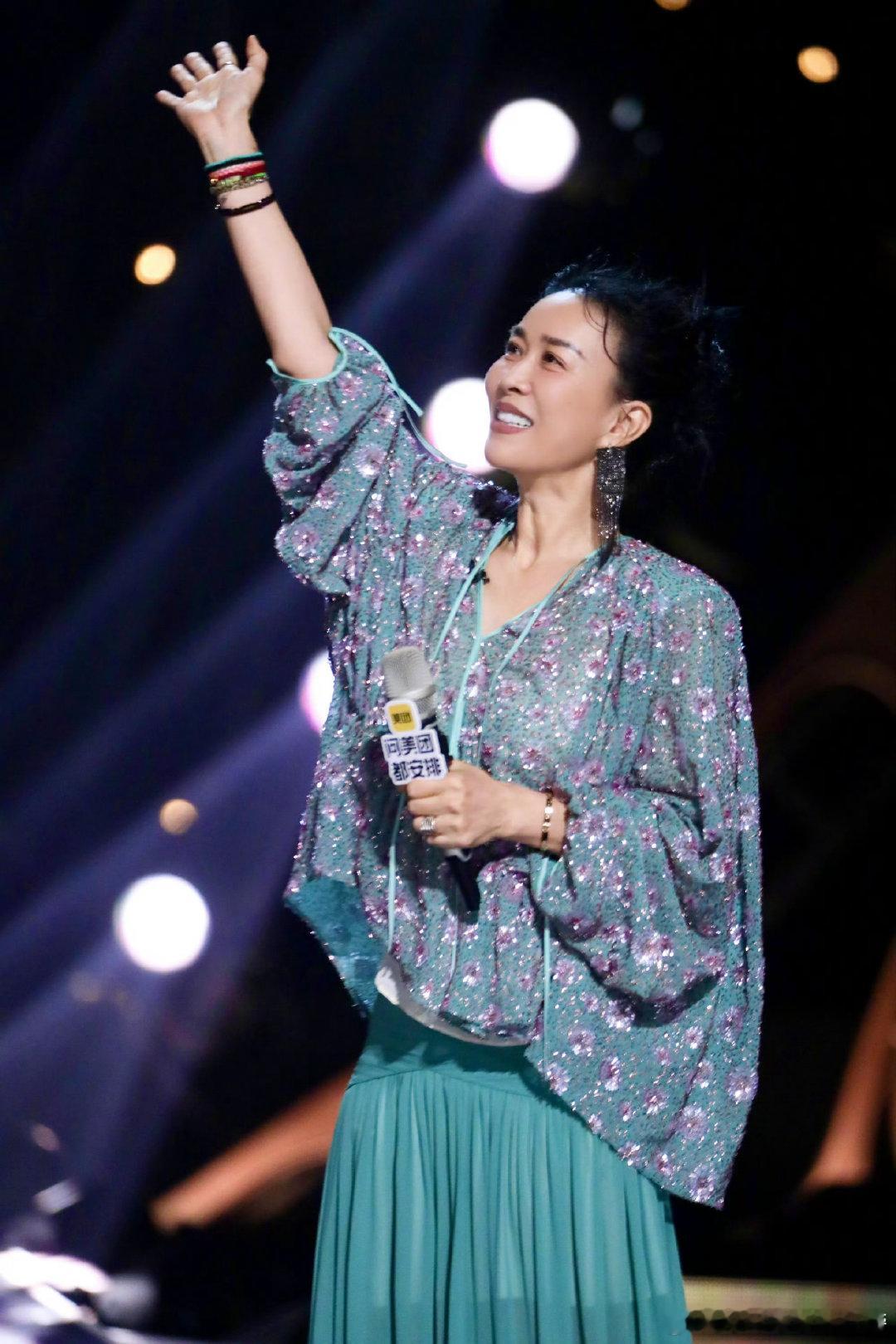齐豫阿云嘎唱弯弯的月亮张碧晨海来阿木唱梦底 谁还没被这个舞台阵容惊到！齐豫和阿云