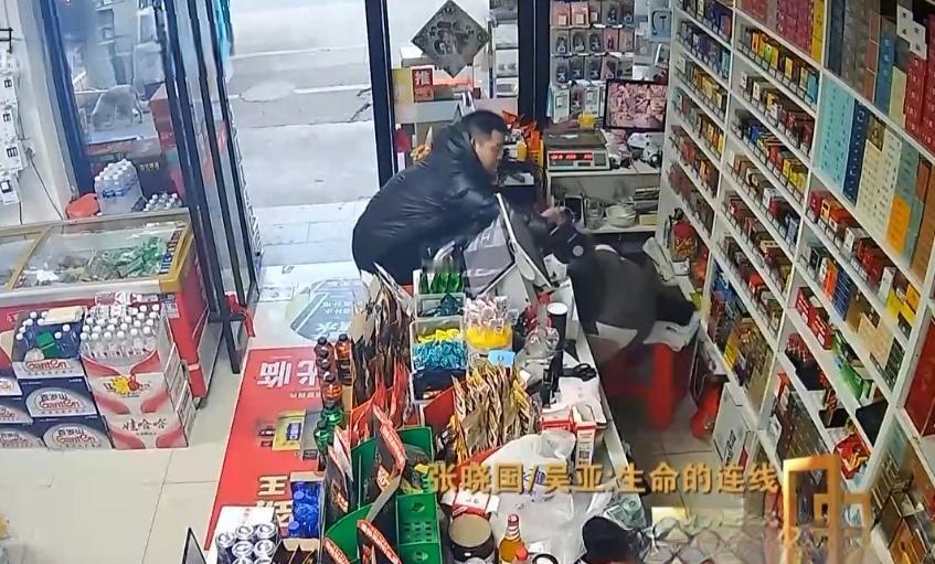 去年底，苏州一家小超市里，上演了一场“一元钱换回一条命”的暖心接力。

顾客张晓