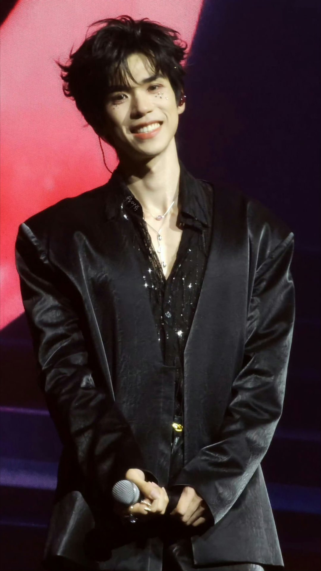 李晋晔小精灵演70岁摔跤戏精上身初入职场金融季适老化体验名场面来袭，李晋晔和小精