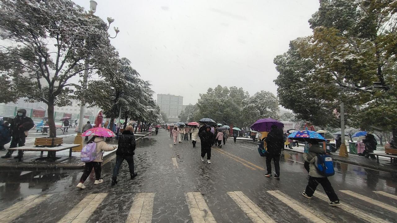 天上才刚下点小雨，学校就通知星期一（19日）和星期二（20日）放假两天，因为未来