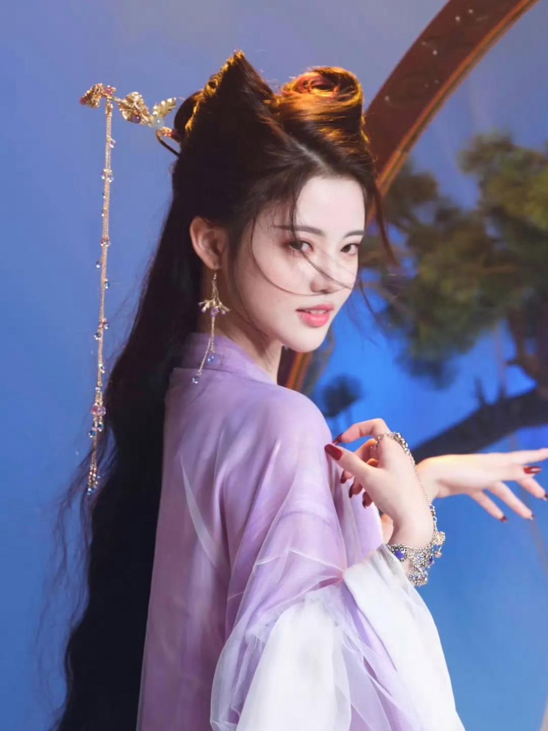 孙珍妮演过这么多古偶，还是觉得《长月烬明》里的造型最出彩。 
