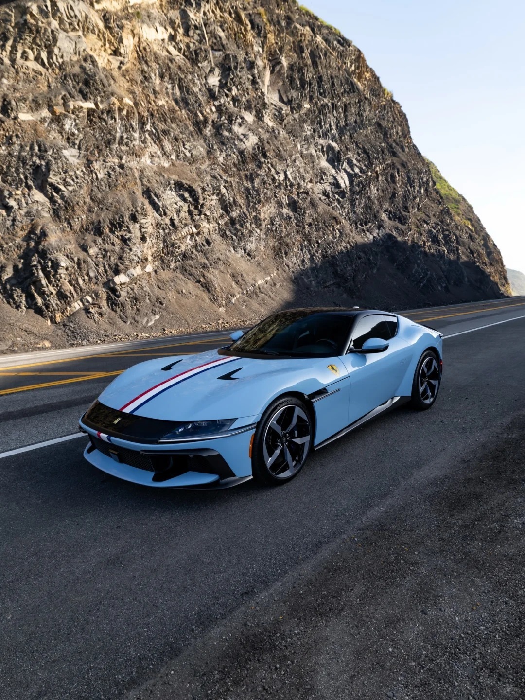 天蓝色涂装的法拉利12Cilindri，拉花更是点睛之笔绝美车片