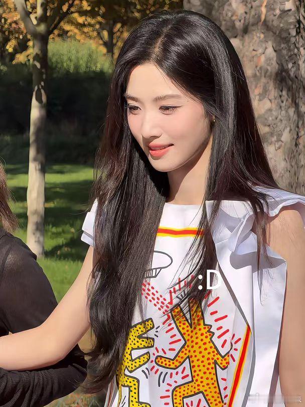 卢昱晓lv生图 这状态是真实存在的吗？生图和精修差距不大，说明底子是真的好，不是