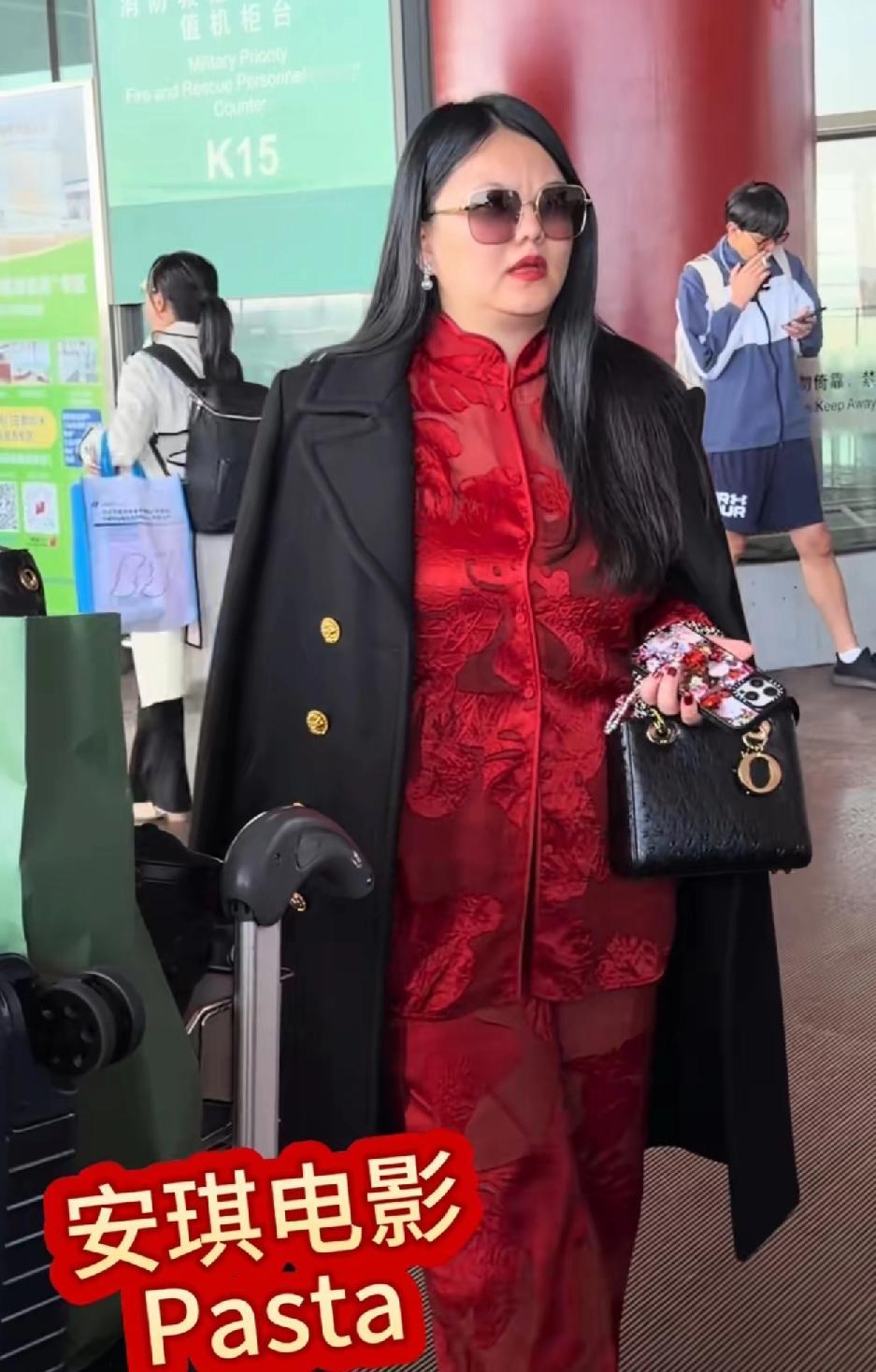 这个女人怎么变成这个鬼样了？整得像个从寺庙的雕刻中出来的。这么喜欢现富就不怕被绑