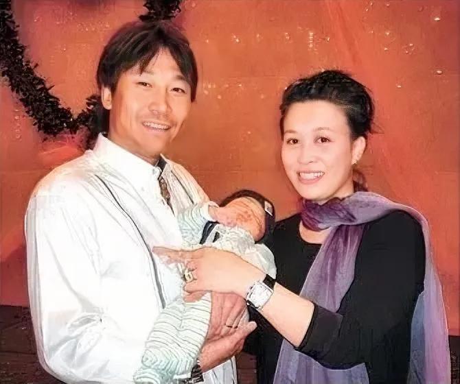 高兴和父母的唯一合影。如果能够好好过日子，那英会让高峰幸福的。虽然那英性格大大咧