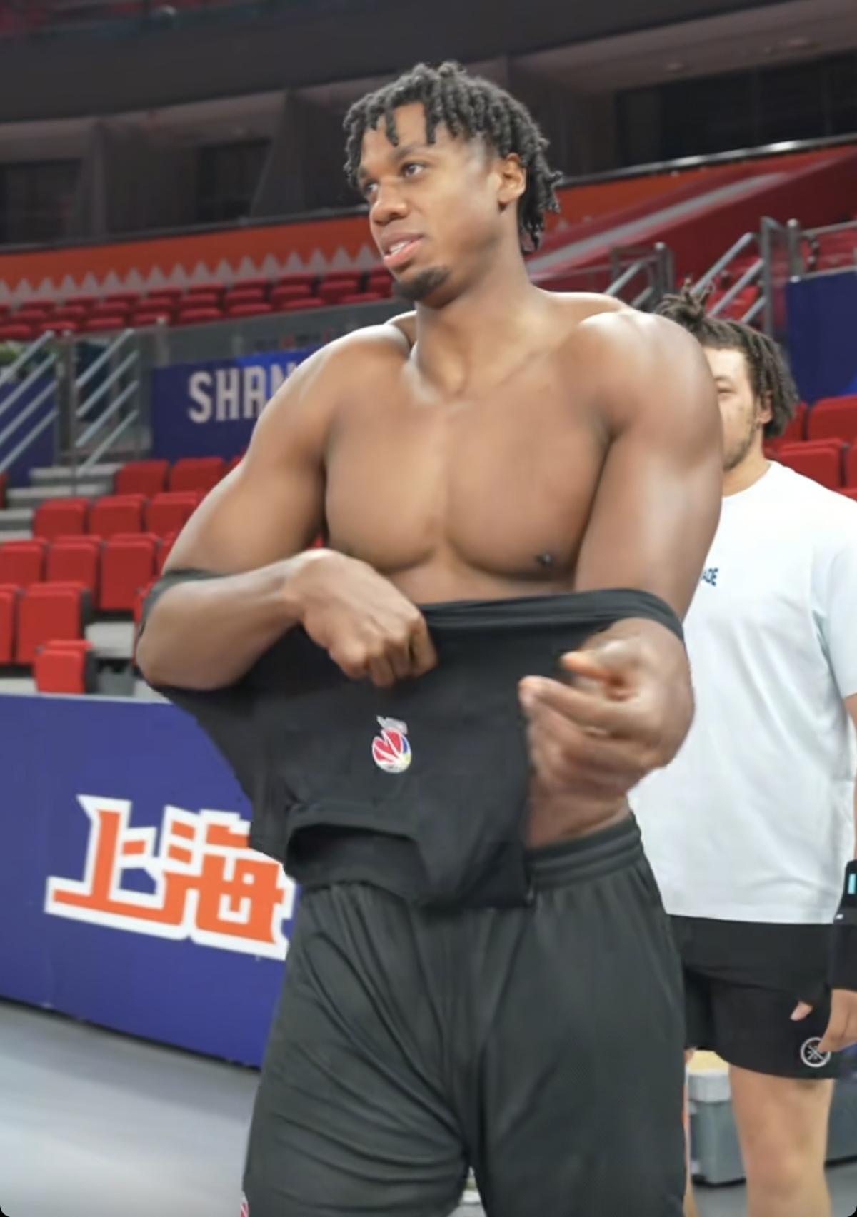 怎么的，白边这是今晚要复出的声奏呀！辽宁男篮你就浑身颤抖吧！听说辽宁男篮，今晚要