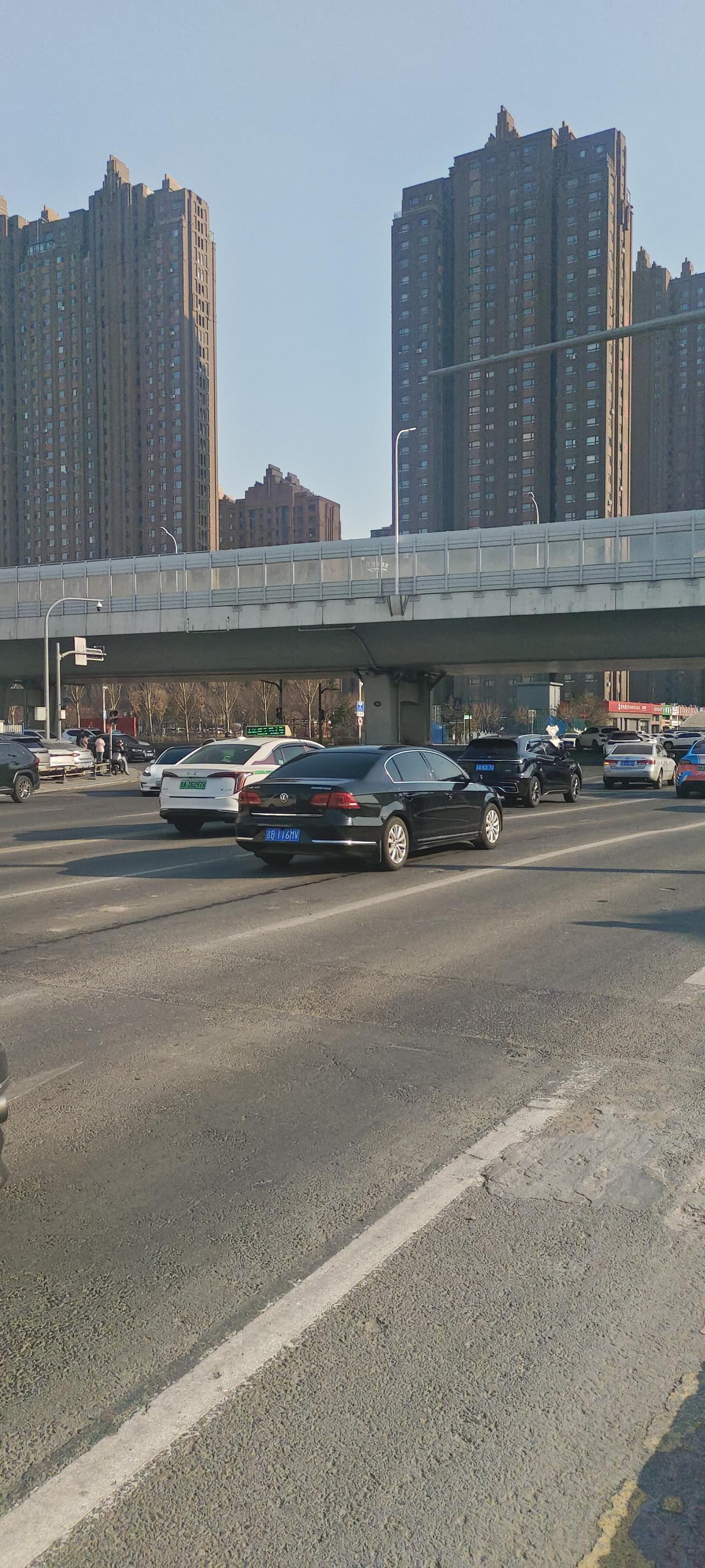 后排乘客到底该不该系安全带
       据悉从4月1日起全国将统一严格执法后排