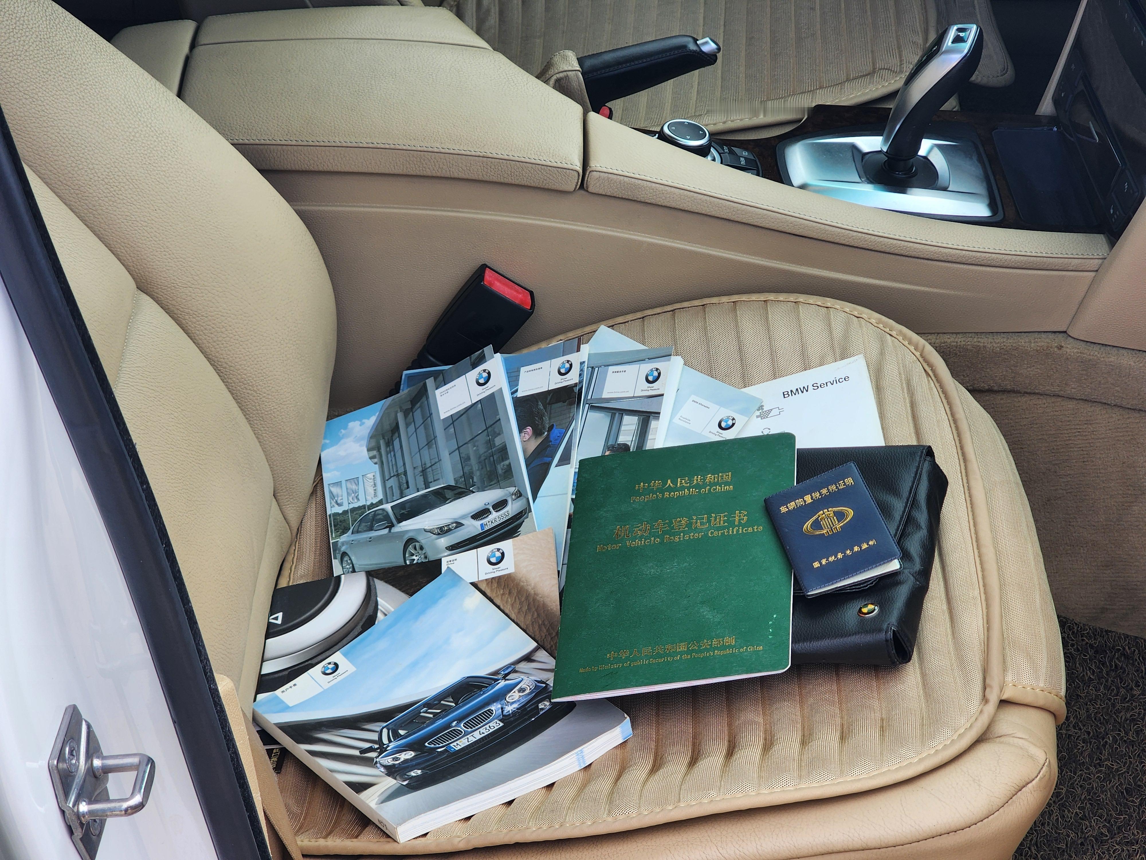 这些是什么？这就好像一个婴儿呱呱落地时，妈妈在她怀里塞了一条手工精织的手帕待她长